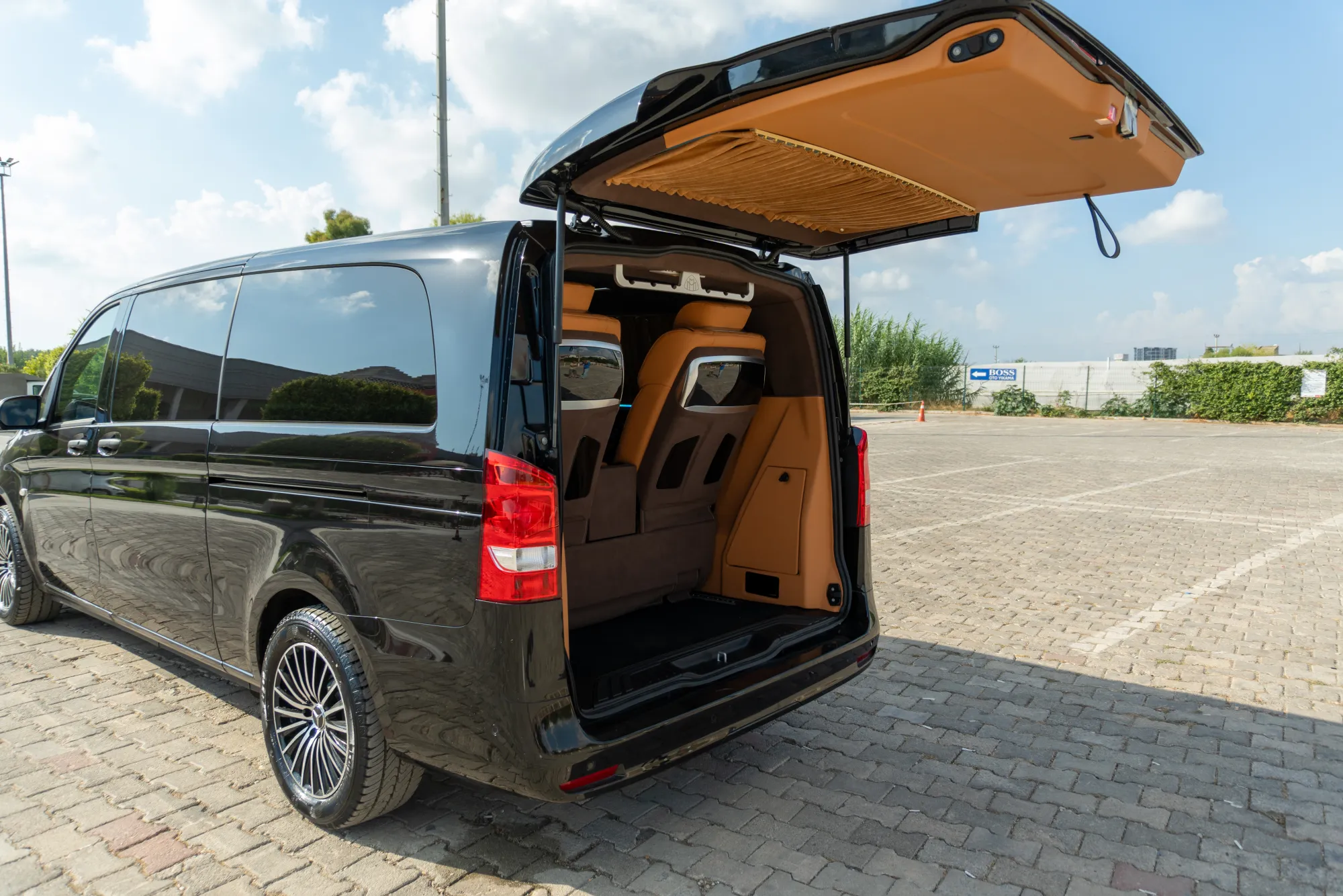 Mercedes Vito سوداء من صنع ATC بباب خلفي مفتوح